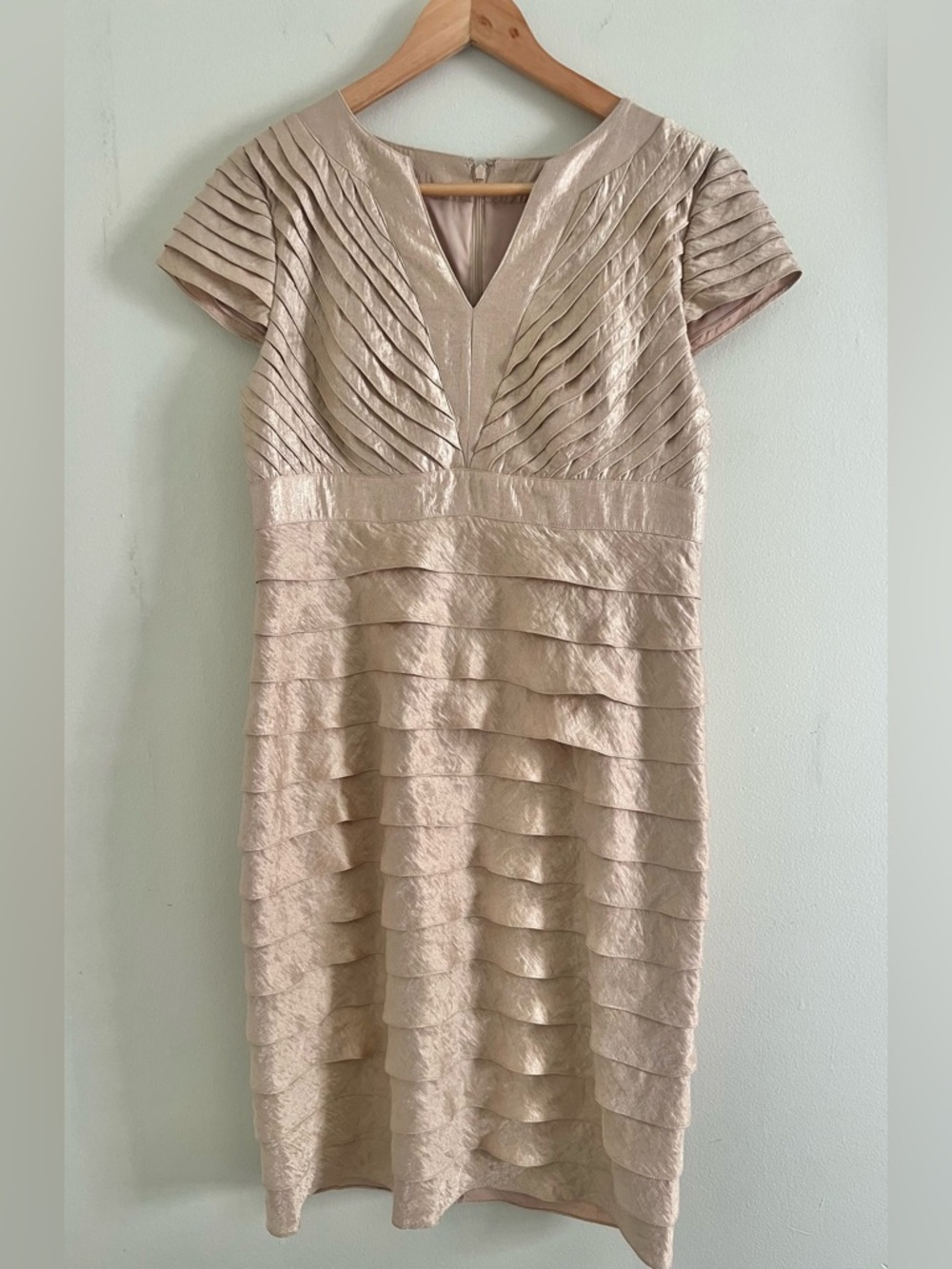 Adrianna Papell Metallic Champagne Pleated Tiered Sheath Cocktail Dress Size 10